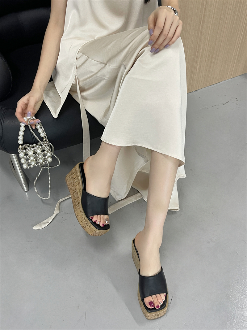 2025 New Thick Soled Platform High Bottom Slippers for Women