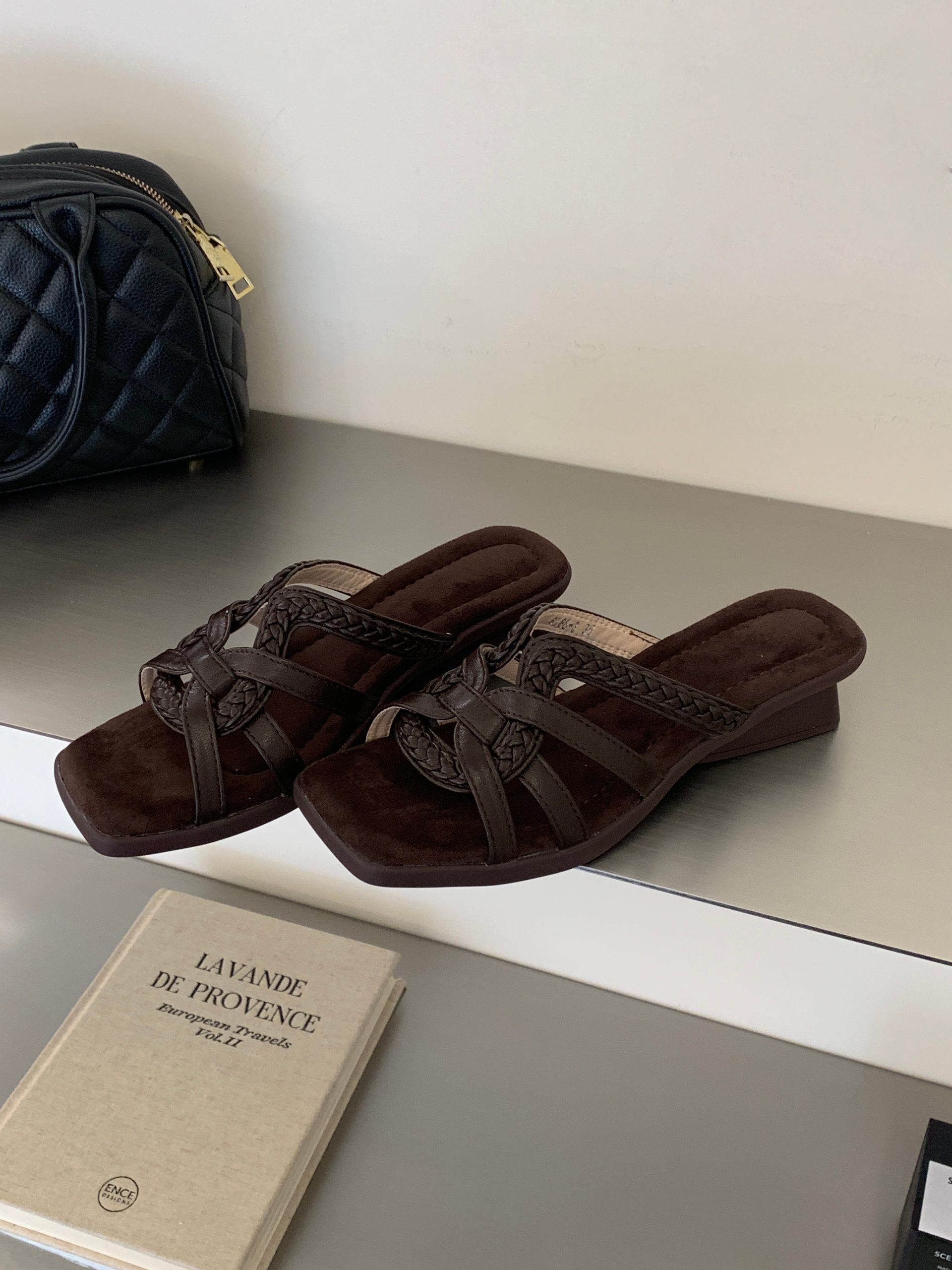 2026 New Summer Vacation Style French Retro Woven Roman Sandals Women's One-Strap Chunky Heel Comfortable Sandals